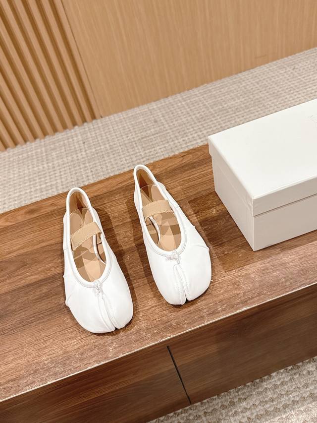 Margiela Wrinkled Split-Toe Shoe Tabi Split-Toe Ballet Lace-Up Sandal Margiela's