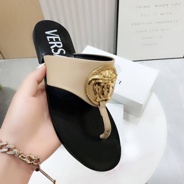 20612-10 Versace Fan Shizhe's Latest Flat Sandals, With Metal Buckles Molded To