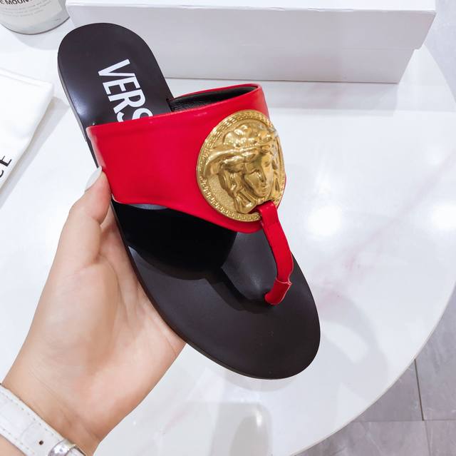 20612-10 Versace Fan Shizhe's Latest Flat Sandals, With Metal Buckles Molded In