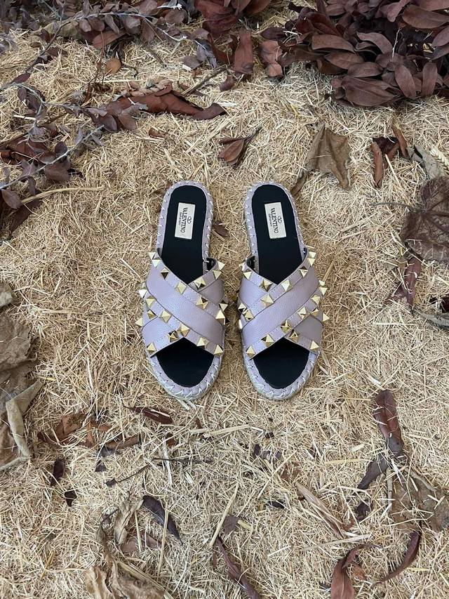 Valentino Garavani Lychee Leather Fisherman Sandals With Metal-Effect Studs, Str