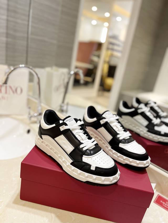 Factory Price: Latest Style, Couple's Style Casual Shoes. Valentino Flagship Sto