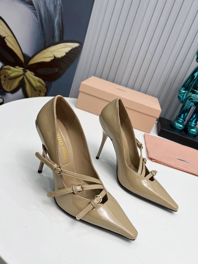 Factory New Arrival Miu Miu Brand-New Ultra-Beautiful Decorative Pairing, Fashio