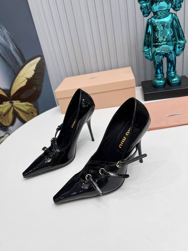 Factory New Arrival Miu Miu Brand-New Ultra-Beautiful Decorative Pairing, Fashio