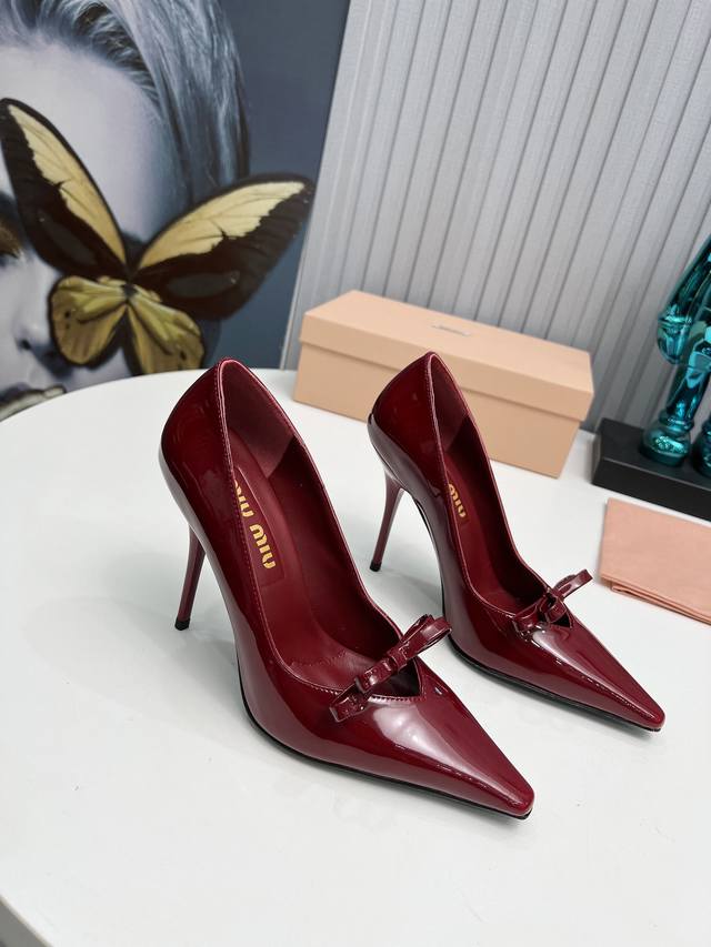 Factory New Arrival Miu Miu Brand-New Ultra-Beautiful Decorative Pairing, Fashio