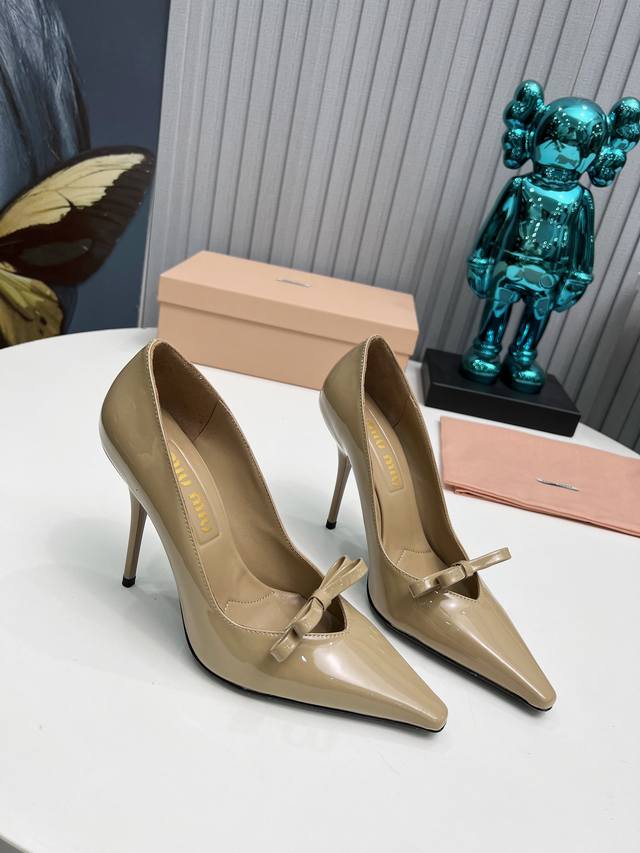 Factory New Arrival Miu Miu Brand-New Stunning Decorative Details, Exuding A Fas