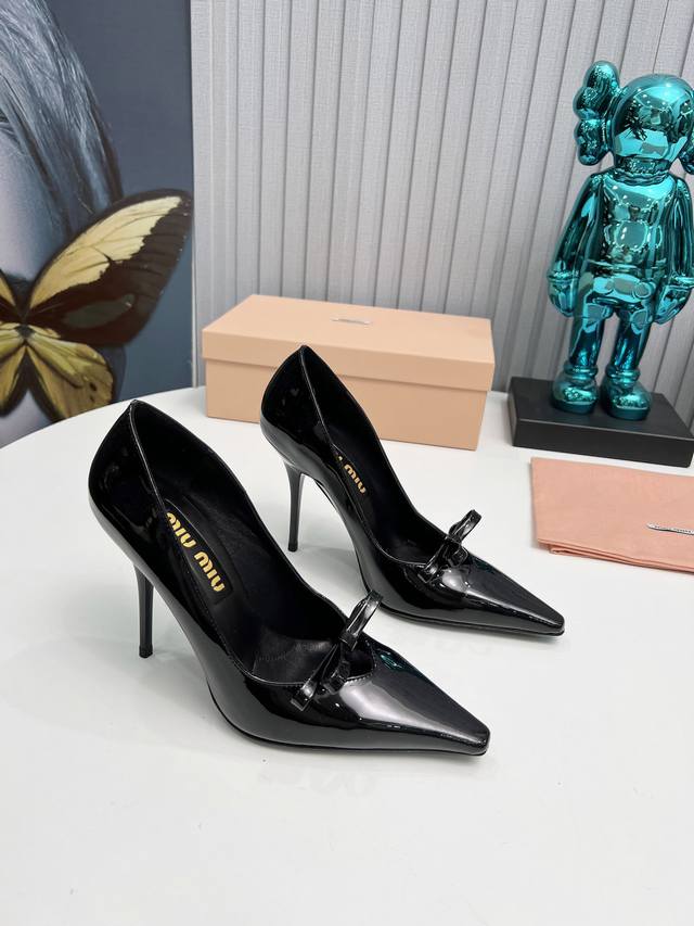 Factory New Arrival Miu Miu Brand-New Stunning Decorative Details, Exuding A Fas