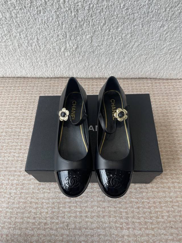 Chanel 25Ss Spring/Summer Shoes With Embroidered Double C Logo On The Toe, Mary