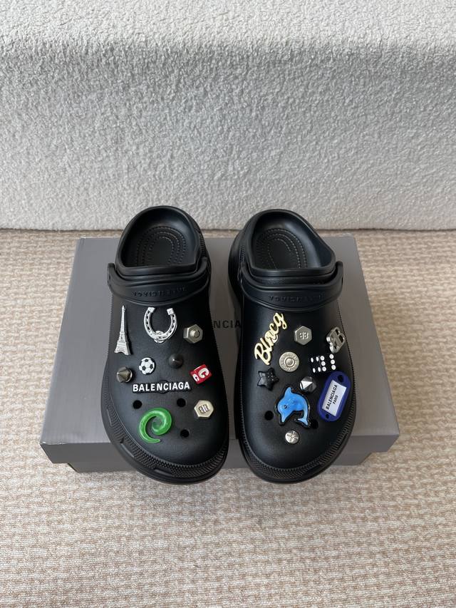 Balenciaga Spring/Summer Latest Couple's Hole-Patterned Sandals, 2025 Spring New