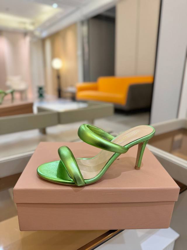 Price P: Gianvito Rossi.This Stylish High-Heeled Sandal Embodies Traditional Ita