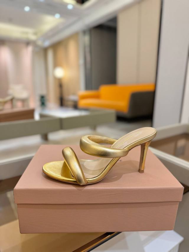 Price P: Gianvito Rossi.This Stylish High-Heeled Sandal Embodies Traditional Ita