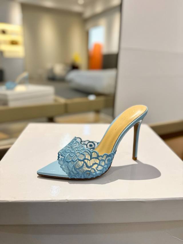 Price P: Gianvito Rossi Classic Pointed-Toe Embroidered High Heels, Its Appearan