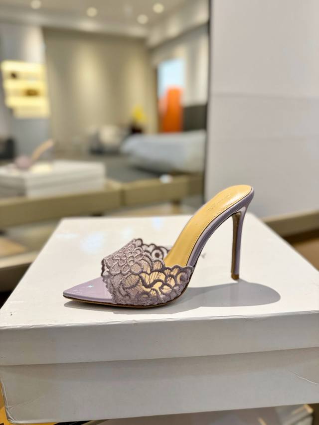 Price: Gianvito Rossi Classic Pointed-Toe Embroidered High Heels, Its Appearance