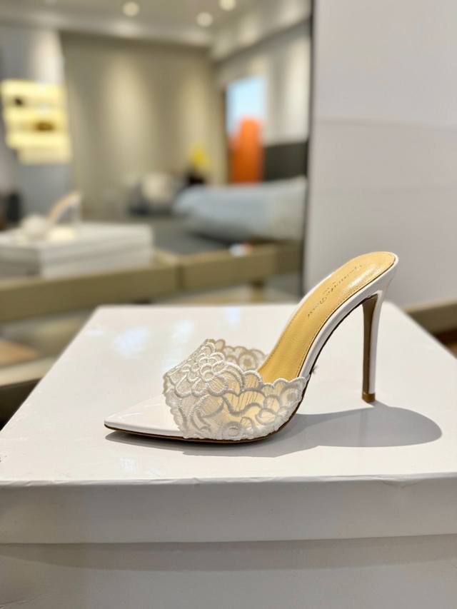 Price: Gianvito Rossi Classic Pointed-Toe Embroidered High Heels, Its Appearance