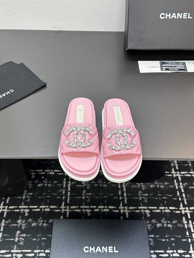 2025Ss Chanel Candy-Colored Flat-Soled Diamond-Studded Thick-Heeled Buckle Sanda