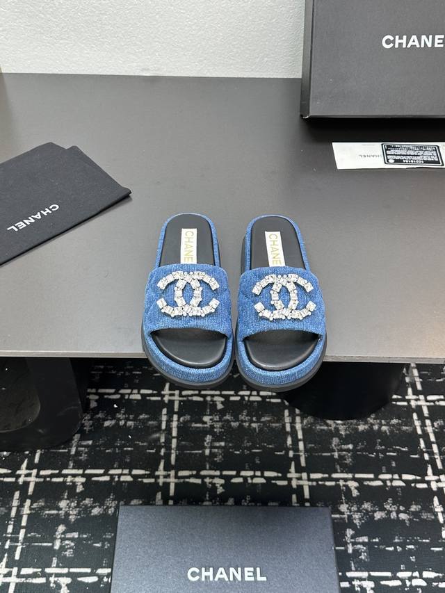 2025Ss Chanel Candy-Colored Flat-Soled Diamond-Studded Thick-Heeled Buckle Sanda