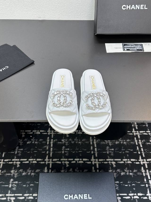2025Ss Chanel Candy-Colored Flat-Soled Diamond-Studded Thick-Heeled Buckle Sanda