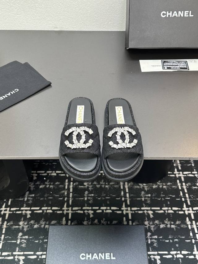 2025Ss Chanel Candy-Colored Flat-Soled Studded Thick-Heeled Buckle Sandals. Vibr