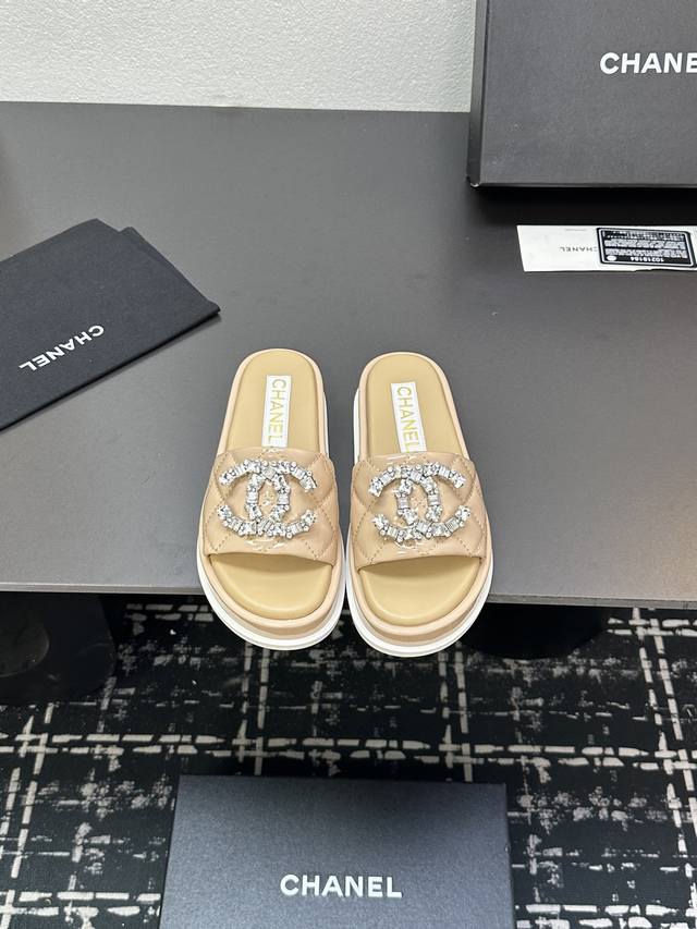 2025Ss Chanel Candy-Colored Flat-Soled Studded Thick-Heeled Buckle Sandals. Vibr
