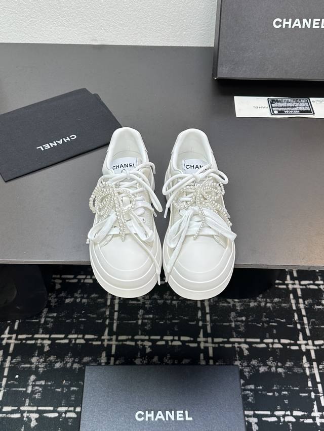 Chanel 25S Thick-Soled Pearl Bow White Casual Half-Slip-On Shoes, Slouchy Slippe