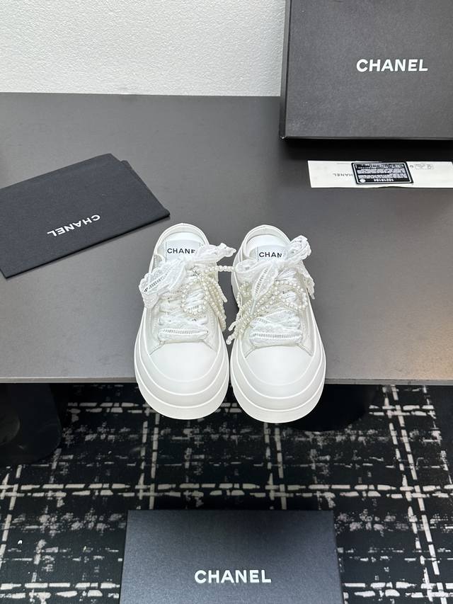 Chanel 25S Thick-Soled Pearl Bow White Casual Slip-On Shoes, Lazy Slippers, Cele