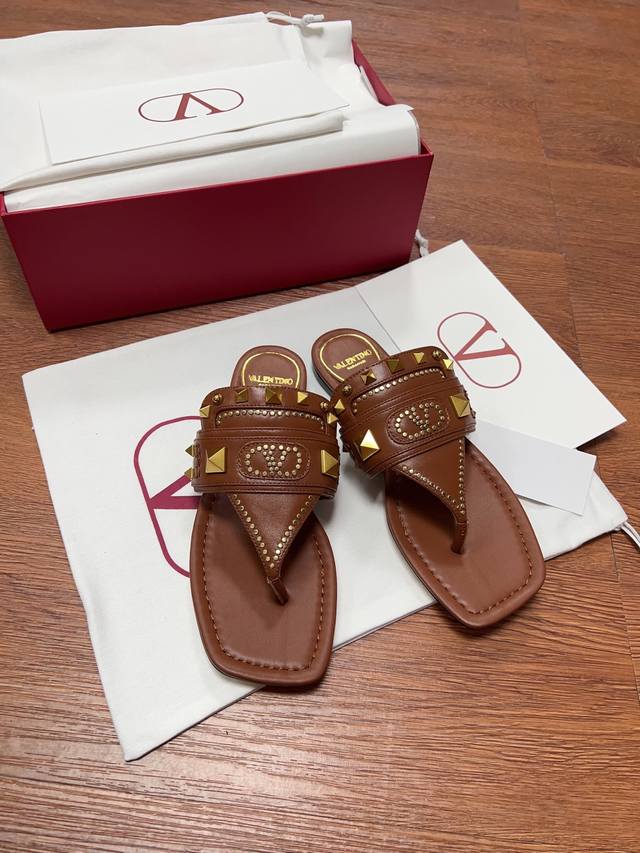 Va*Le*Tino Hua*Tian*New Arrival - Classic Studded Thong Flat Sandals, 1:1 Replic