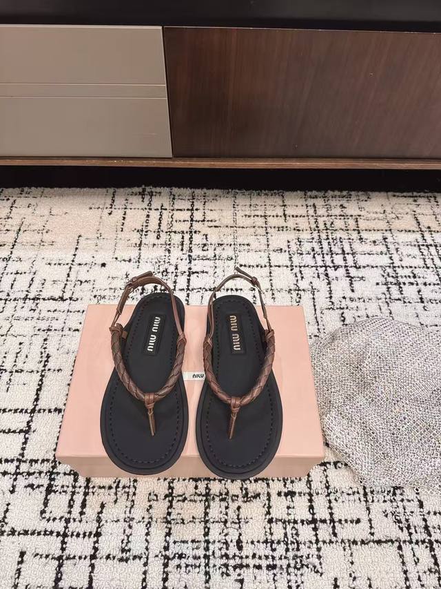 Premium-Quality Miu Miu 25Ss Spring/Summer Runway-Inspired Toe-Post Sandals. Lat