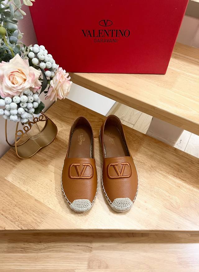 Valentino Garavani New Lychee Texture Fisherman Shoes With Embroidered V Logo, C