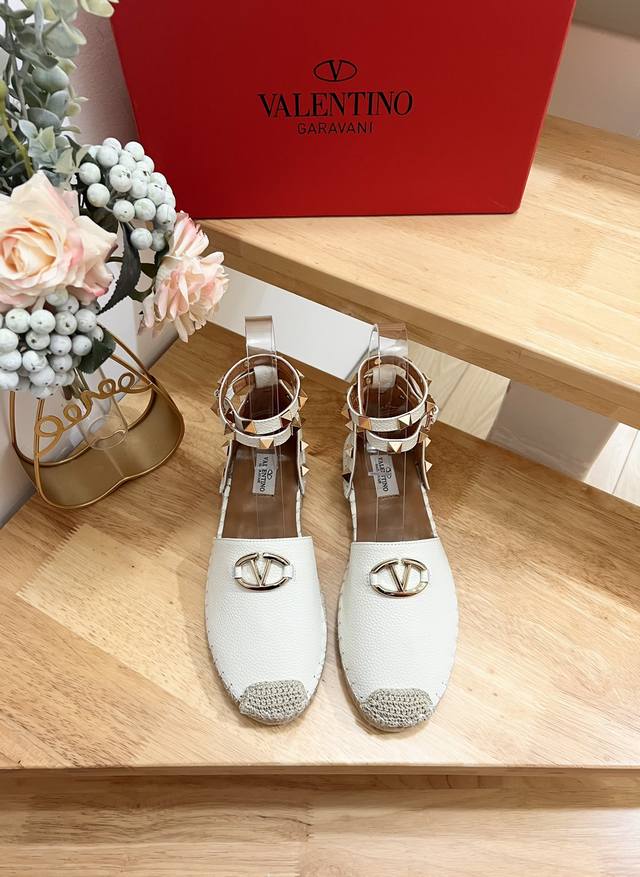 Valentino Garavani Lychee-Textured Leather Hollow Fisherman Sandals With Metal-E