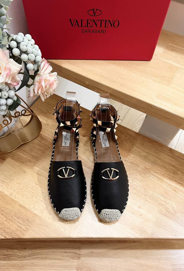 Valentino Garavani Lychee-Textured Leather Hollow Fisherman Sandals With Metal-E