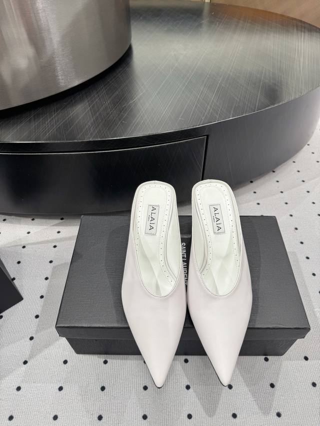 New Arrival Material: Cowhide Upper, Sheepskin Lining, Cowhide Sole. Elegant Sty