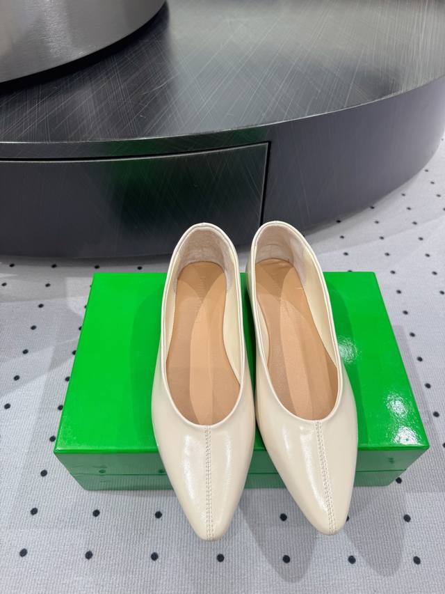 New Arrival Fabric: Oil-Waxed Cowhide Lining: Sheepskin Sole: Cowhide Elegant St