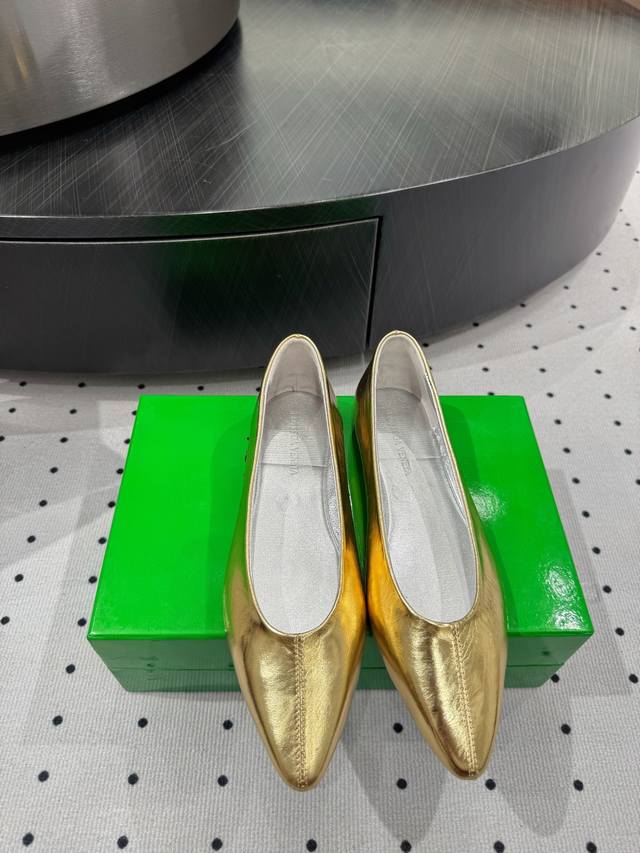 New Arrival Fabric: Oil-Waxed Cowhide Lining: Sheepskin Sole: Cowhide Elegant St