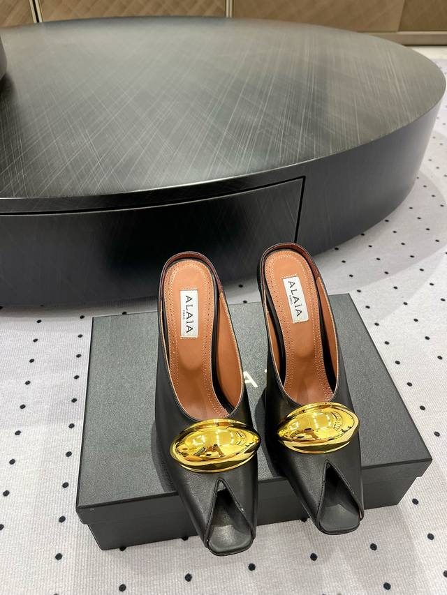 Exquisitely Elegant Yet Fashionable, This Shoe Effortlessly Transitions From Cas