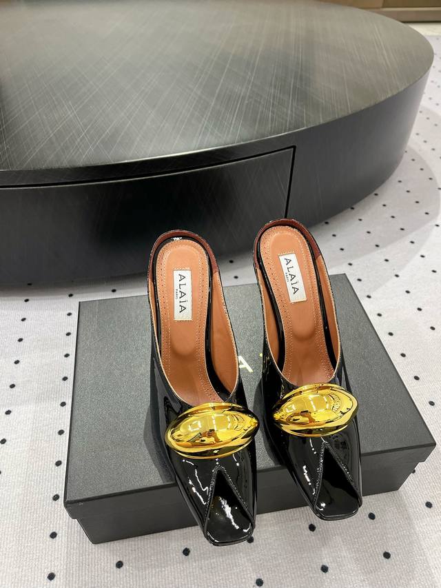 Exquisitely Elegant Yet Fashionable, These Shoes Effortlessly Transition From Ca