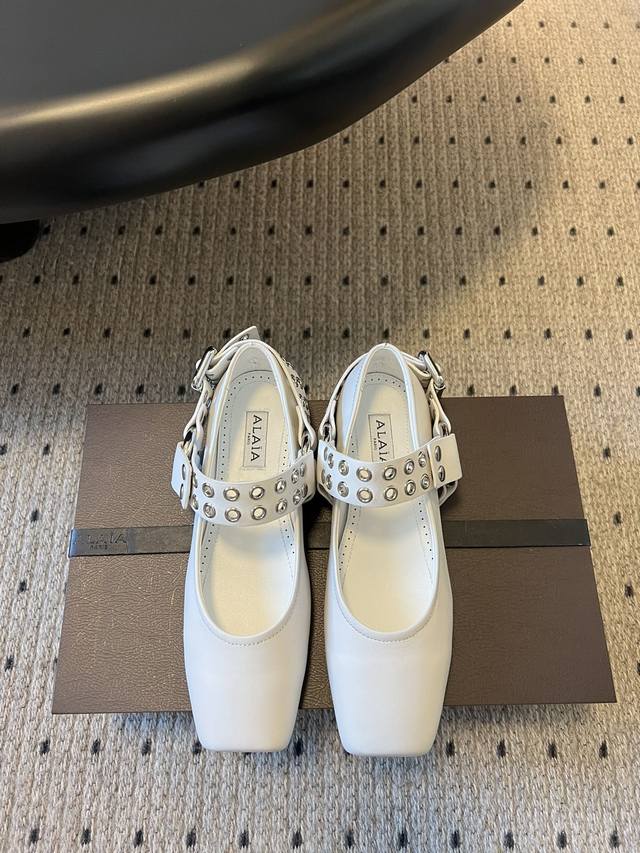 Exclusive New Arrival: Alaia 25 Fw Square-Toe Ballet Flats With A Metallic Perfo