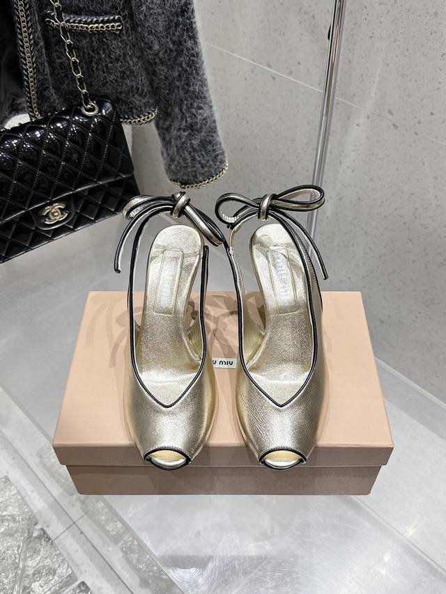 Factory-Direct Miu Miu 25 Spring/Summer New Retro High-Heel Fish-Mouth Sandals!