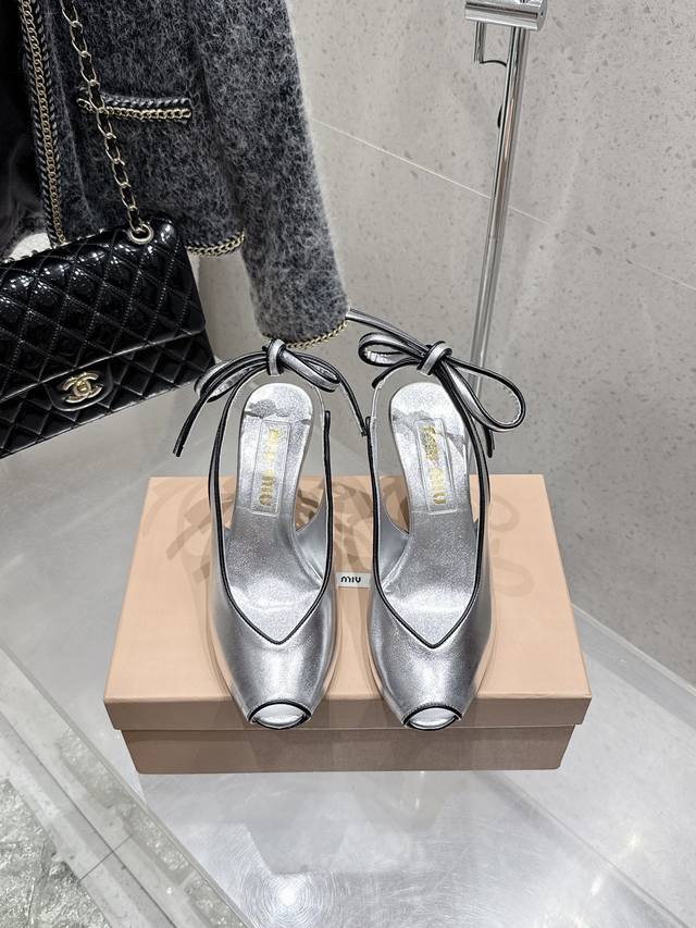 Factory-Direct Miu Miu 25 Spring/Summer New Retro High-Heel Fish-Mouth Sandals!