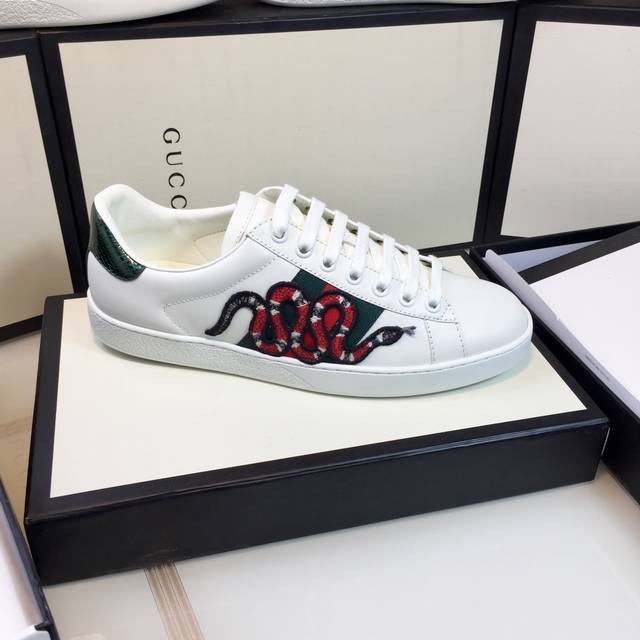 Factory: Gucci Classic Bestseller Little Bee White Sneakers Versatile Casual Sne