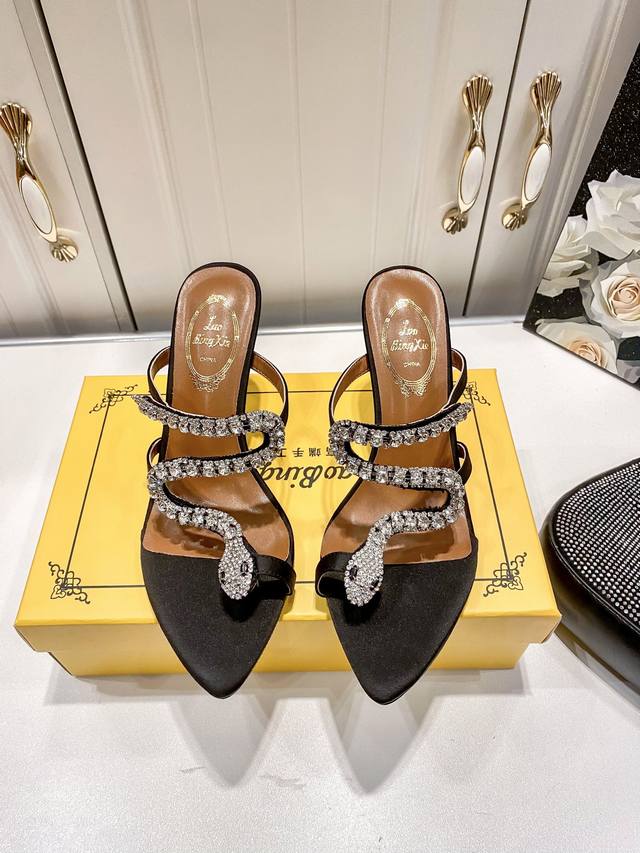 Factory: Tiktok Hit, Factory-Branded New-Style Stiletto Heels A Must-Have For Ca