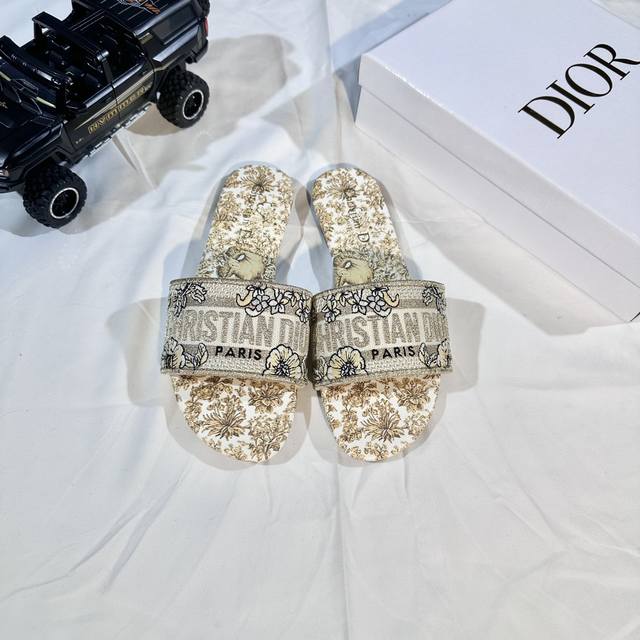 Factory Price: Dior 2025 New Colorway Letter Embroidered Flip-Flops, One-Strap F