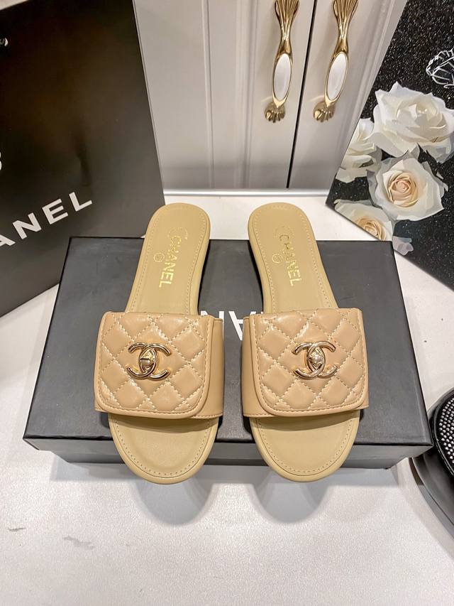 Factory: The New Xiao Xiang Slippers Are Hot Off The Press And Selling Like Hotc