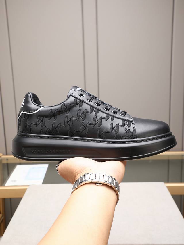 Embroidery Craftsmanship Couple Model Karl Lagerfeld Precision Customization Lis