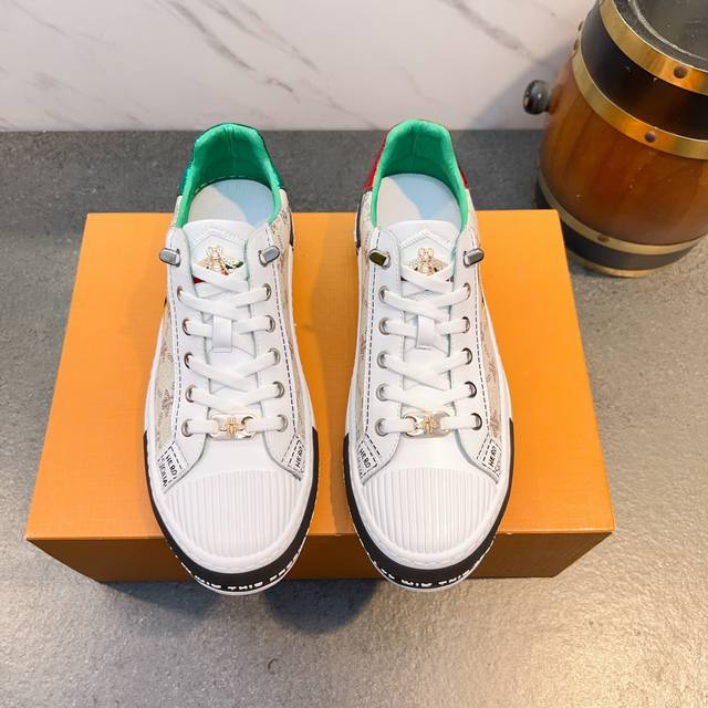 guccithe Overall Structure Is Simple And Luxurious. High-End Fashion Brand Co