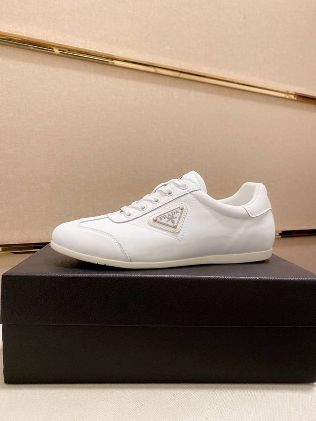 New Prada Prada Counters Are On Sale At The Same Time. New Men's Shoes Are Made