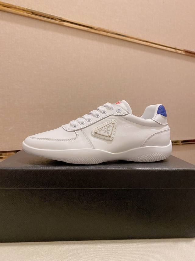 Prada's Latest Casual And Fashionable Men's Shoes. The Style Is Simple And Elega