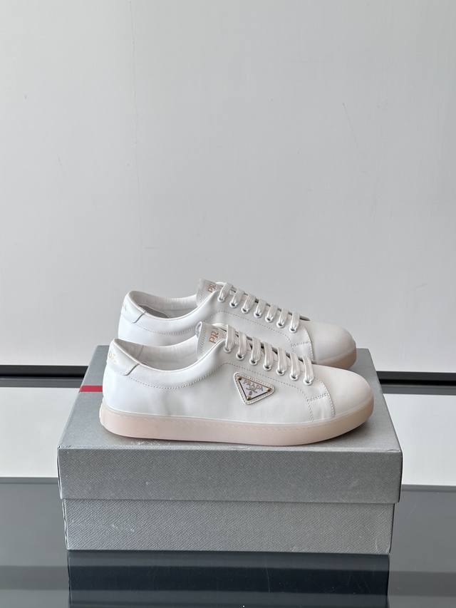 prad*Prada's New Spring And Summer High-End Men's Sports Shoes. This Pair Of