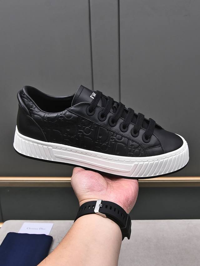 dior Continues Dior's Classic Style. It Uses Embossed Calfskin And Comfortabl