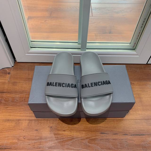 balengiacig* Classic Slippers, One-To-One Private Model, Highlighting The Hee