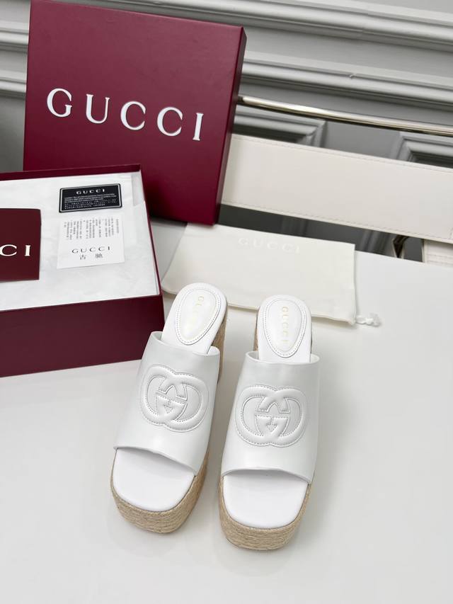 Gucci's New Slippers Are Fashionable, High-End And Full Of Personality. They Are