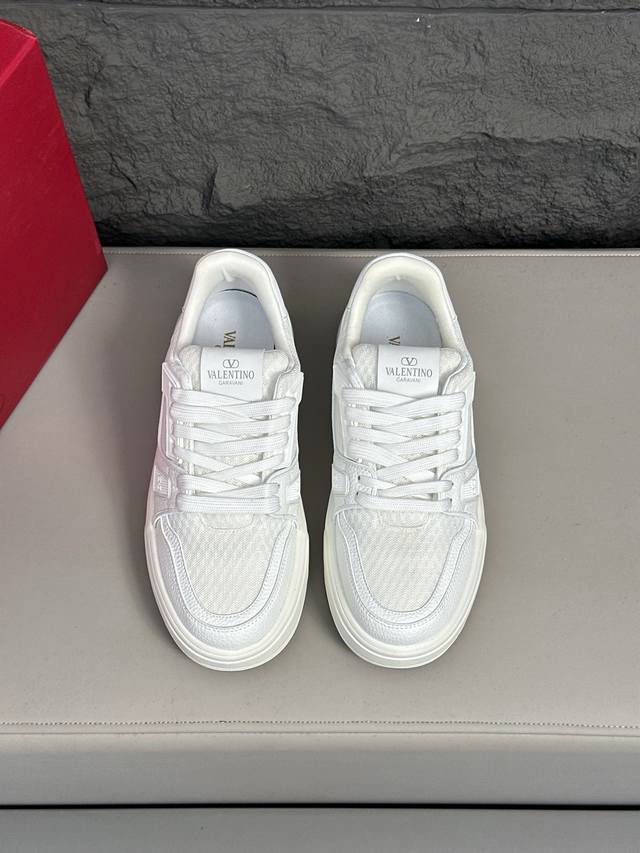Valentino's New Thick-Soled Casual Shoes Are Easy To Match With The Tacit Rhythm